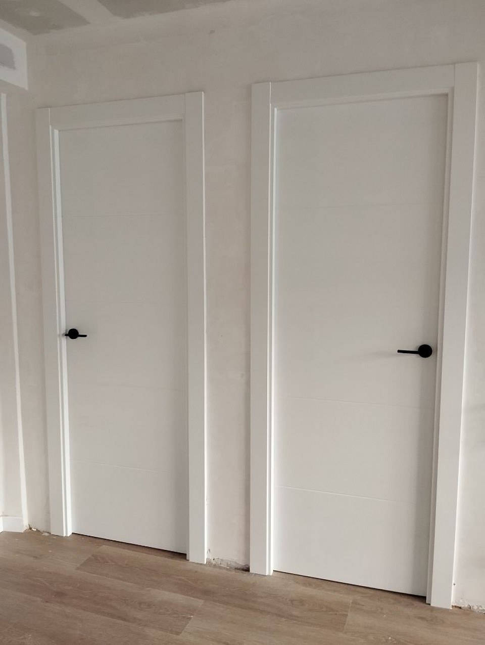 Puertas lacadas Ranurada con herrajes en Negro! 385€ unidad